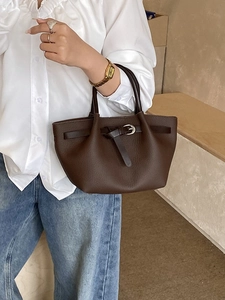 Sac fourre-tout tendance en cuir grainé marron foncé avec boucle porté par un mannequin