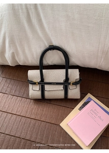 Dettaglio ravvicinato della borsa in tela beige e pelle nera con il marchio PANTOR
