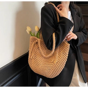 Détail du sac cabas tissé main avec pompons à franges et anses tressées en kaki
