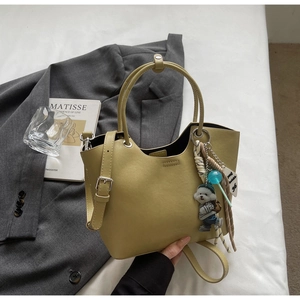 Sac seau jaune moutarde avec poignée ronde en métal et jolis pendentifs décoratifs