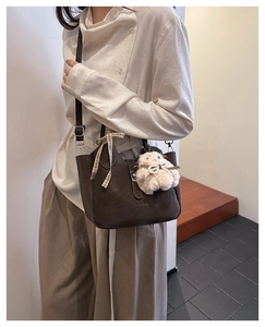 Détail du sac cabas marron foncé avec foulard à carreaux et pendentif lapin en peluche