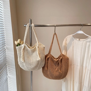 Sacs fourre-tout tissés main en beige et marron avec pompons à franges pour la plage