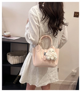 Sac seau rose en cuir PU avec fermoir en métal, ruban à carreaux et pendentif lapin en peluche