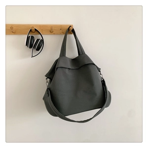 Détail d'un grand sac fourre-tout en nylon gris anthracite avec bandoulière amovible