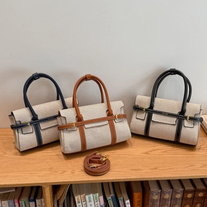 Tre borse a tracolla minimaliste in tela blu, marrone e nera con fibbie dorate