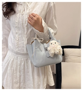 Détail du sac seau bleu clair avec boucle argentée et charm lapin blanc mignon