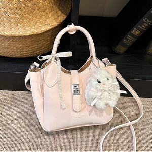 Sac à Bandoulière Seau en Cuir PU pour Femmes Sac à Main à Poignée Supérieure Avec Foulard en Soie et Charme en Peluche Collection Printemps 2026
