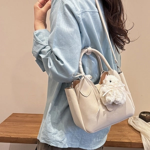 Sac seau tendance beige pour femme avec foulard en soie et pendentif lapin en peluche