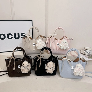 Sac seau chic avec design ailes de papillon et breloque lapin en peluche