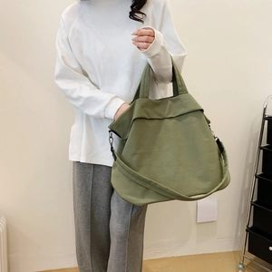 Sac fourre-tout minimaliste en nylon vert olive avec poignées et bandoulière réglable