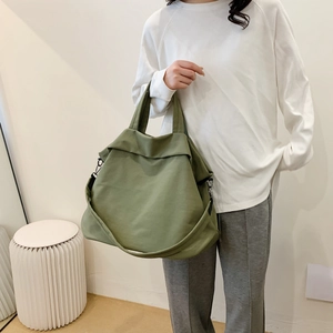 Détail du grand sac cabas en nylon vert olive avec bandoulière amovible pour usage quotidien
