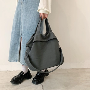 Détail du grand cabas en nylon gris foncé avec mannequin pour référence de dimension