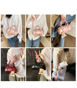 Collage di stili di borsa Boston nei colori rosa, bordeaux, nero e bianco chic