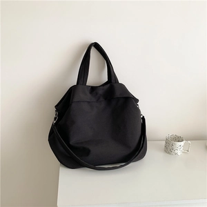Sac fourre-tout minimaliste en nylon noir à grande capacité avec bandoulière réglable