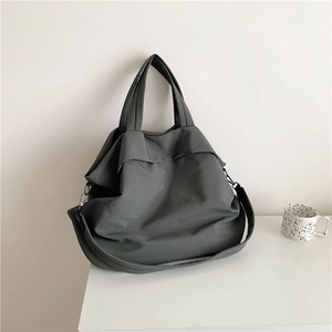 Grand sac cabas minimaliste en nylon gris foncé pour un usage quotidien et décontracté chic