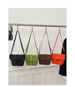 Sacs à bandoulière imperméables en nylon noir, vert, marron et orange à texture quadrillée