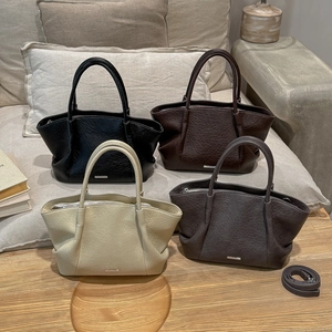 Vue détaillée de quatre sacs cabas en cuir texturé en noir, beige, café et gris fumé