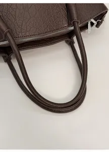 Détail du sac cabas marron foncé grainé avec doubles poignées et fermeture éclair argent