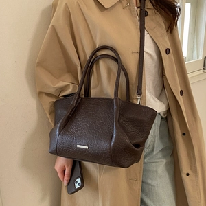 Sac fourre-tout rétro marron avec texture froissée et logo argenté pour femmes