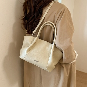 Sac fourre-tout blanc crème en cuir plissé texturé avec détail de logo métallique