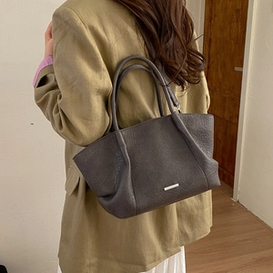 Grand sac cabas en cuir texturé avec logo métallique et doubles poignées robustes chic