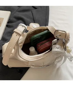 Vista macro della borsa hobo crema con grande capacità per telefono e portafoglio