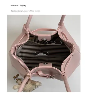 Détail de l'intérieur du sac cabas rose avec doublure rayée, poche zippée et fermoir magnétique