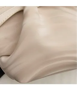 Vue détaillée du tissu plissé beige crème doux sur un sac à bandoulière léger