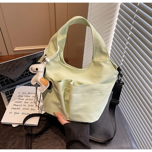 Borsa tote verde menta a grande capacità con due tasche anteriori e tracolla larga in nylon