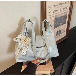 Borsa a Spalla Donna Retro Chic in Pelle PU Plissettata Grande Capacità Borsa Sottobraccio Tote Con Ciondolo Cuore Künstliche Perle e Fiocco in Pizzo