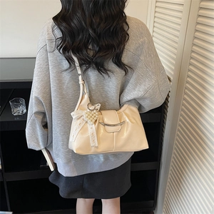 Borsa hobo beige a pieghe con ciondolo a cuore di perle e fibbia in metallo