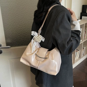 Borsa tote beige in ecopelle increspata con fibbia argentata e ciondolo a cuore di perle