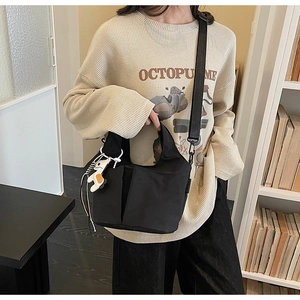 Borsa tote nera in nylon con doppie tasche frontali e ciondolo a forma di cavallo