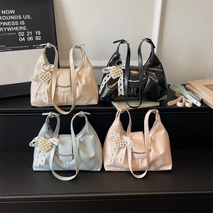 Borse tote in pelle pieghettata da donna in quattro colori con ciondoli a cuore di perle