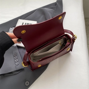 Dettaglio interno della borsa in pelle bordeaux con patta magnetica e zip interna