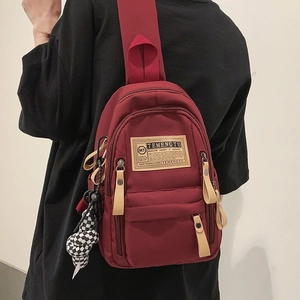 Bolso de nailon burdeos con logotipo de cuero y colgante esférico de tablero de ajedrez