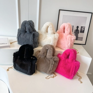 Vue détaillée des sacs seaux en fausse fourrure en six coloris avec chaînes dorées