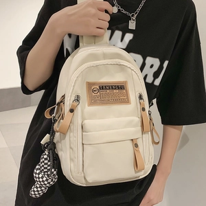 Bolso bandolera de nailon beige con parche vintage y colgante de oso de cuadros