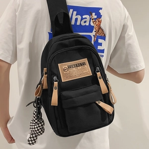 Bolso de pecho versátil de nailon negro con cremalleras y un colgante de cuadros a la moda