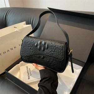 Elegante borsa nera a patta goffrata coccodrillo su seta bianca e dettagli dorati