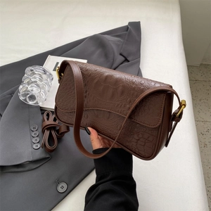 Borsa sottobraccio marrone scuro con motivo a coccodrillo e fibbia in metallo dorato