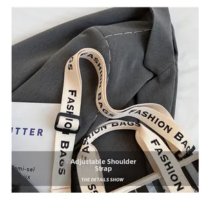 Detail eines verstellbaren beigen Stoffschultergurts mit Fashion Bags Text und Schnalle
