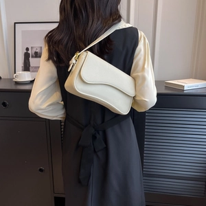 Elegante borsa sottobraccio beige in pelle con motivo litchi, patta curva e tracolla