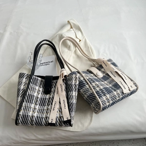 Large capacity tweed bucket bag with ribbon decoration in black and white knit patterns