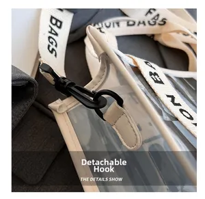 Detailansicht des abnehmbaren Hakens und bedruckten Trägers an einer PVC-Gelee-Tragetasche
