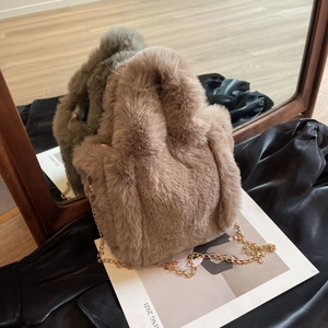 Détail du sac seau en fausse fourrure marron moka avec chaîne dorée et texture douce