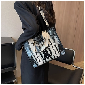 Detailansicht der transparenten Jelly-Tasche mit abstraktem Muster und breitem Schultergurt