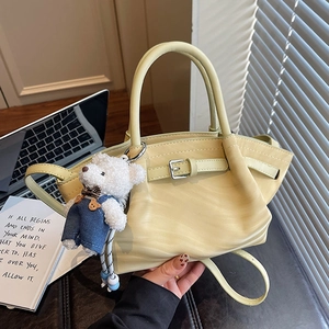 Sac Seau en Cuir PU Rétro pour Femmes Style Coréen Grand Sac Bandoulière Avec Surpiqûres et Pendentif Ours en Peluche Sac à Main