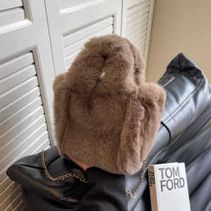 Vue détaillée du sac à main en peluche marron avec une élégante chaîne en métal doré