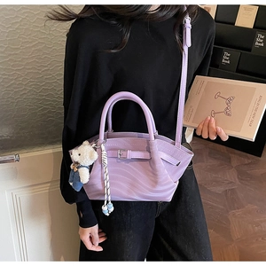 Sac à main plissé violet clair avec bandoulière et pendentif ours en peluche mignon